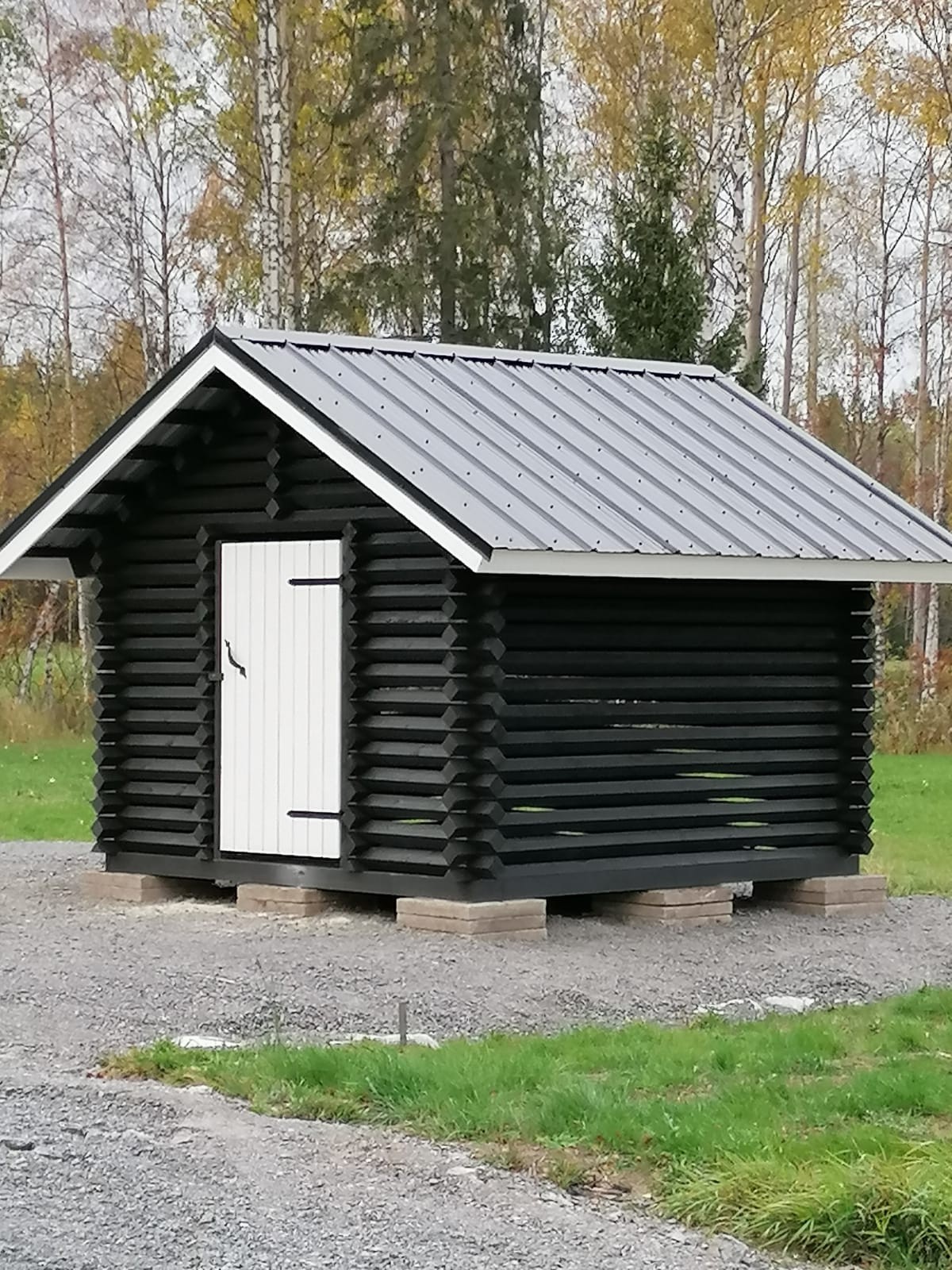 3 X 3m PUULIITERIN VALMISPAKETTI PELTIKATOLLA